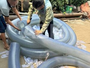 cắt ống để lắp đặt ống nhựa mềm lõi thép